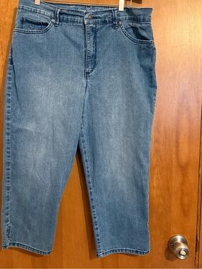 Gloria Vanderbilt Mid Wash Blue Capris